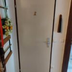 DIe Tür zur separaten Toilette